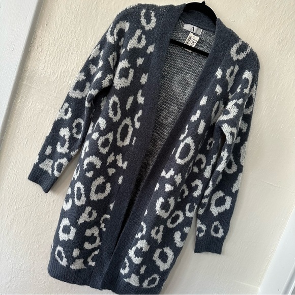 New Navy Long Leopard Size Medium Sweater - Picture 1 of 4